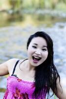japansk amerikan kvinna öppen mun leende på flod foto