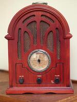 palo alt, ca, 2008 - antik trä- radio med stor frekvens ringa foto
