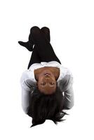 ung afrikansk amerikan kvinna liggande strumpor skjorta foto