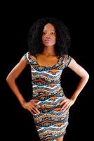 attraktiv afrikansk amerikan kvinna vapen akimbo klänning foto