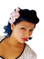 liggande porträtt ung latina kvinna med blomma foto