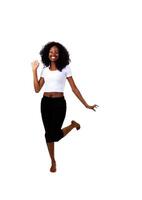 smal afrikansk amerikan tonåring med stor leende vit bakgrund foto