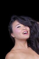 attraktiv asiatisk amerikan kvinna porträtt bar axlar foto