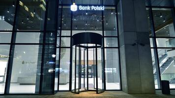 Warszawa, polen. 6 Mars 2024. natt se av de ingång till de huvudkontor av pko Bank polski. se av Skyltning pko Bank polski. foto