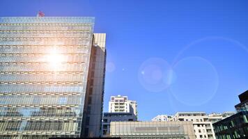 modern kontor byggnad med glas Fasad. transparent glas vägg av kontor byggnad. reflexion av de blå himmel på de Fasad av de byggnad. foto