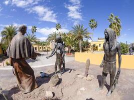 en skulptur av padre juan maria de salvatierra och cochimies i de offentlig fyrkant av loreto, baja kalifornien sur, mexico foto