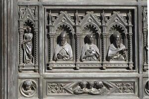 florens katedral santa maria dei fiori Italien - detalj av skulptur av dörr foto