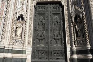 florens katedral santa maria dei fiori Italien - detalj av skulptur av dörr foto