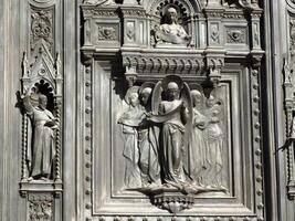 florens katedral santa maria dei fiori Italien - detalj av skulptur av dörr foto