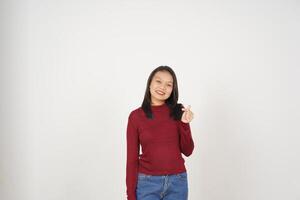 ung asiatisk kvinna i röd t-shirt som visar koreanska kärlek finger isolerat på vit bakgrund foto