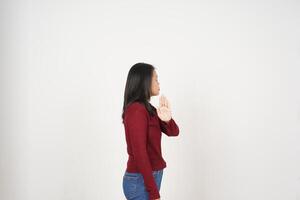 ung asiatisk kvinna i röd t-shirt sluta hand gest, avslag begrepp isolerat på vit bakgrund foto