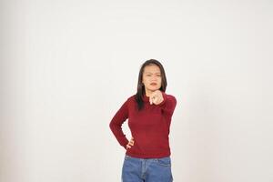 ung asiatisk kvinna i röd t-shirt pekande på du med arg gest isolerat på vit bakgrund foto