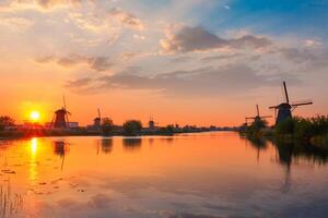 väderkvarnar på kinderdijk i holland. nederländerna foto