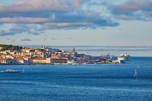 se av lissabon se över tagus flod med yachter och båtar på solnedgång. Lissabon, portugal foto