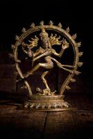 staty av shiva nataraja - herre av dansa foto