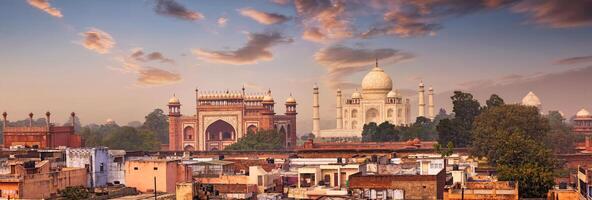 panorama av taj mahal se över tak av agra foto