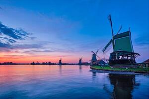 väderkvarnar på känd turist webbplats zaanse schans i holland med dramatisk himmel. Zaandam, nederländerna foto