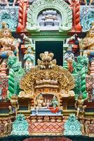 skulpturer på hindu tempel torn foto