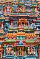 skulpturer på hindu tempel torn foto