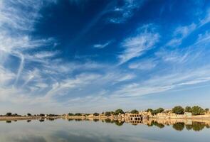 gadi sagar artificiell sjö. jaisalmer, rajasthan, Indien foto