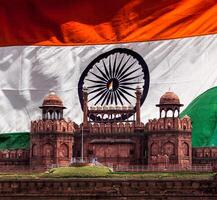 röd fort lal qila mot indisk nationell flagga. delhi, Indien foto