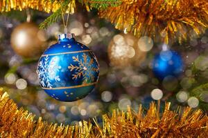 dekoration struntsak på dekorerad jul träd foto