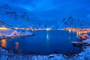 reine by på natt. lofoten öar, Norge foto