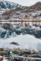 rd rorbu hus i Norge i vinter- foto