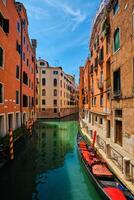smal kanal med gondol i Venedig, Italien foto
