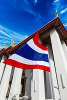 thailand flagga och buddist tempel foto