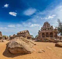 fem rathas. mahabalipuram, tamil nadu, söder Indien foto