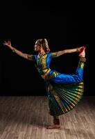 vacker flicka dansare av indisk klassisk dans bharatanatyam foto