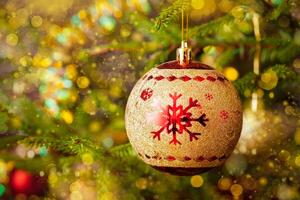 dekoration struntsak på dekorerad jul träd bakgrund foto