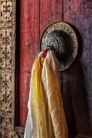 dörr hantera av grindar i thiksey gompa, ladakh, Indien foto