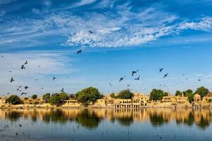 indisk landmärke gadi sagar i rajasthan foto