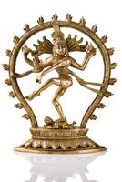 staty av shiva nataraja - herre av dansa isolerat foto