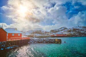 röd rorbu hus, lofoten öar, Norge foto