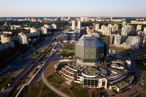 topp se av de nationell bibliotek och en ny grannskap med en parkera i minsk.vitryssland, offentlig byggnad foto