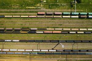 antenn fotografi av järnväg spår och bilar.top se av bilar och järnvägar.minsk.vitryssland foto