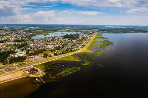 topp se av de stad av braslav i sommar, vitebsk område, belarus. foto