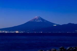 en solnedgång Mt. Fuji nära suruga kust i shizuoka bred skott foto