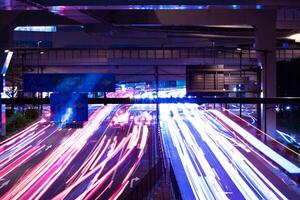 en natt Timelapse av de trafik sylt på de stad gata i tokyo foto