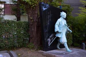 en japansk sten staty på tomioka helgedom med copy foto