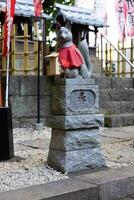en staty av räv på japansk helgedom foto