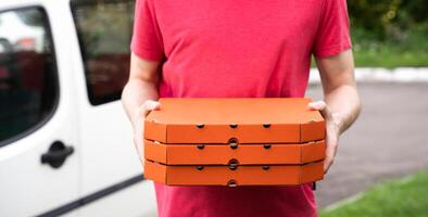 mannens händer håll pizza lådor. pizza leverans. uppkopplad order. selektiv fokus. foto