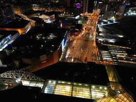 antenn natt se av upplyst stad Centrum byggnader av birmingham central stad av England förenad rike. Mars 30:e, 2024 foto