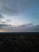 hög vinkel se av upplyst central harpenden stad av England under natt. förenad rike. Mars 16:e, 2024 foto