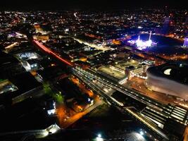 antenn natt se av upplyst stad Centrum byggnader av birmingham central stad av England förenad rike. Mars 30:e, 2024 foto