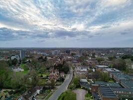 antenn se av bedford stad av bedfordshire, England Storbritannien under blåsigt och molnig dag. april 5:e, 2024 foto