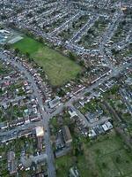 antenn se av bostads- egendom på luton stad av England under solnedgång. förenad rike. Mars 17:e, 2024 foto